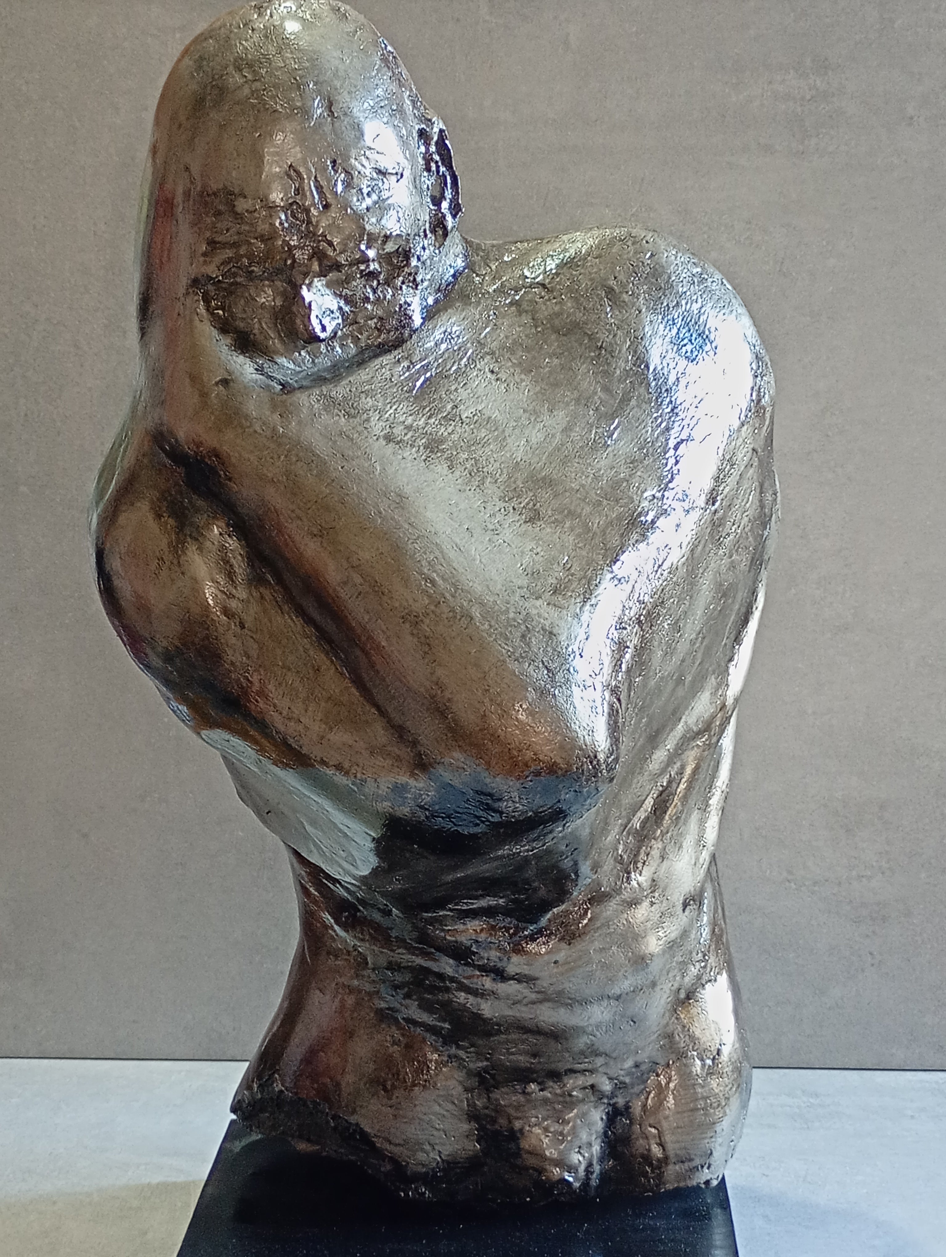 Scultura “CRISALIDE” – Opera unica in pietra artificiale dipinta a mano con colori a olio