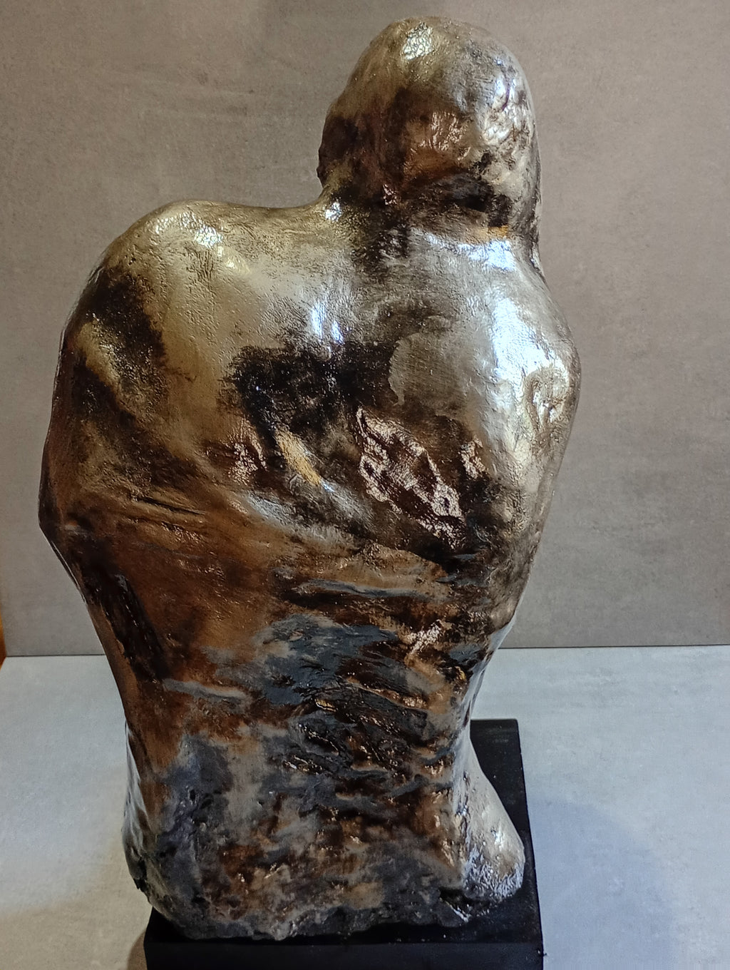 Scultura “CRISALIDE” – Opera unica in pietra artificiale dipinta a mano con colori a olio