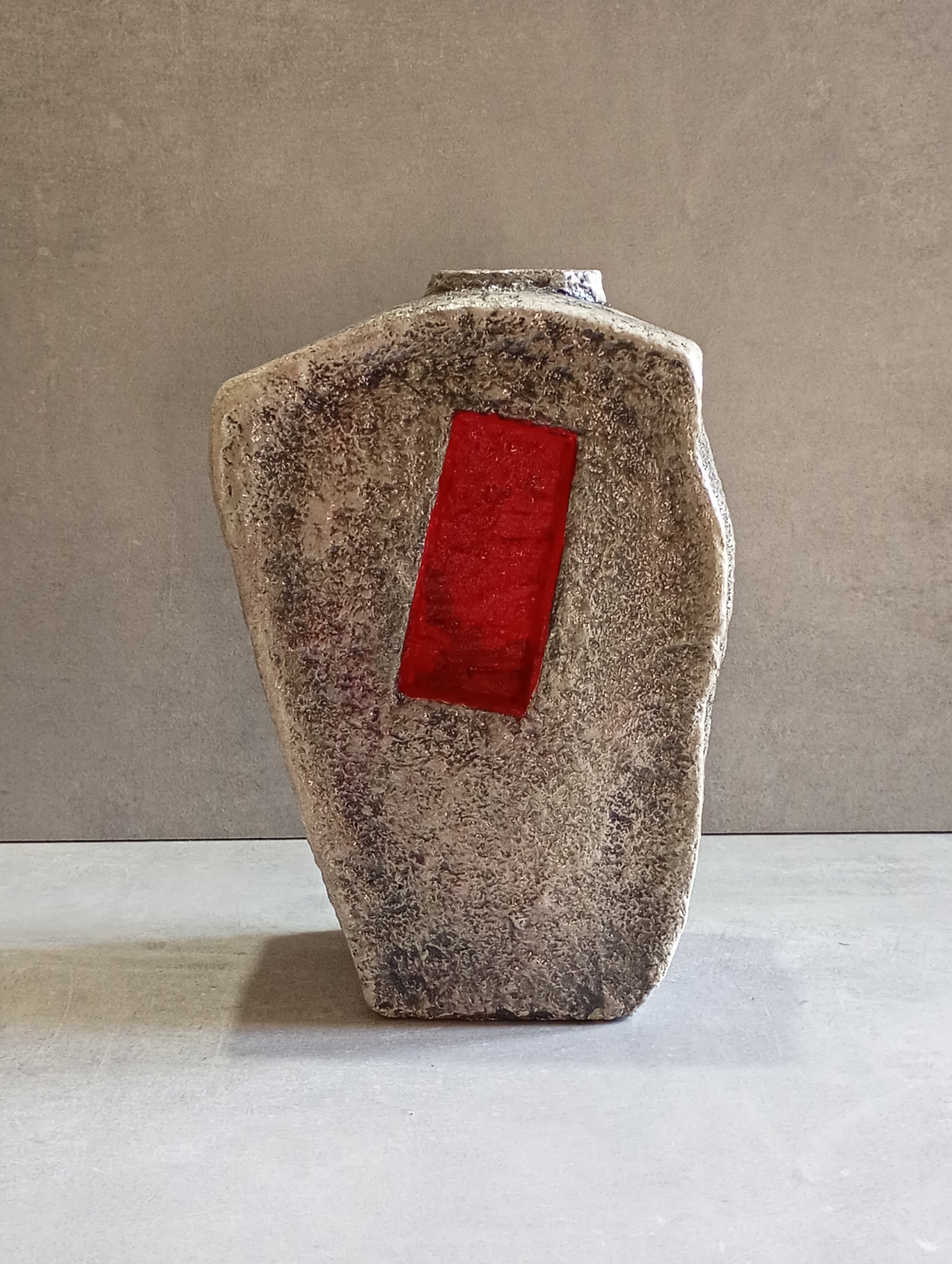 Vaso “Grigio” – Scultura artigianale in pietra artificiale dipinta a mano