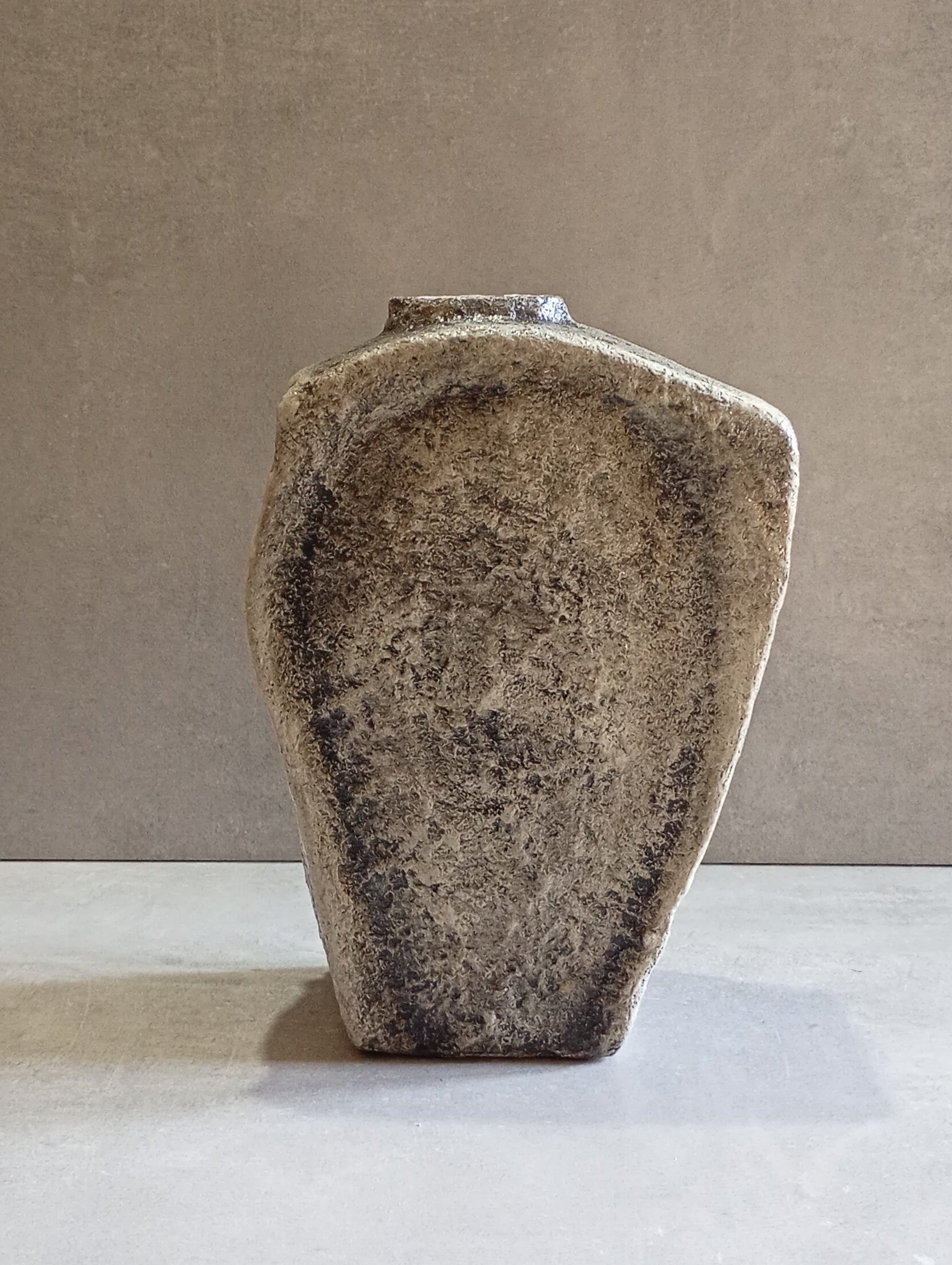 Vaso “Grigio” – Scultura artigianale in pietra artificiale dipinta a mano