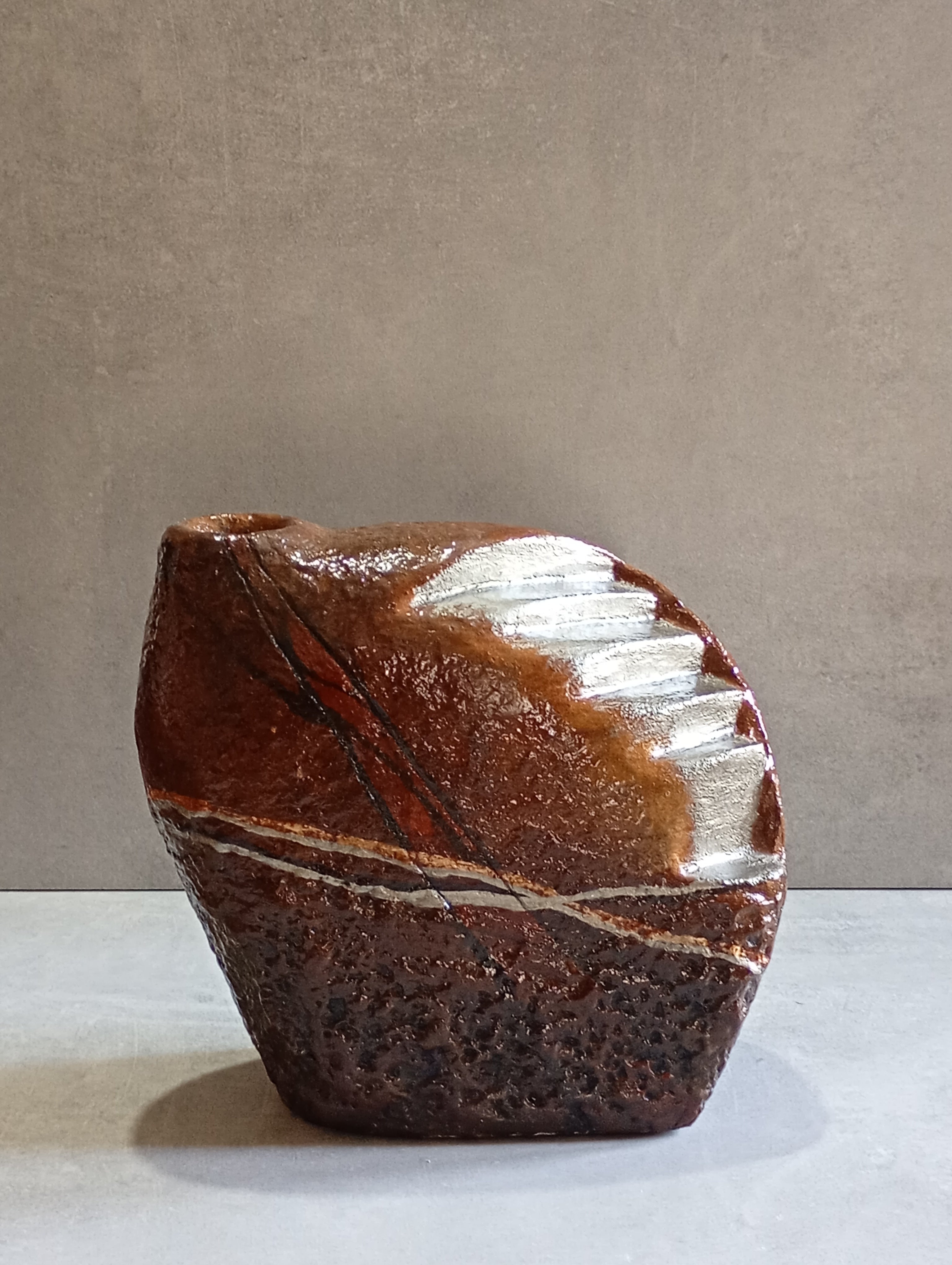 Vaso “con Scale” – Scultura in pietra artificiale dipinta a mano con colori a olio