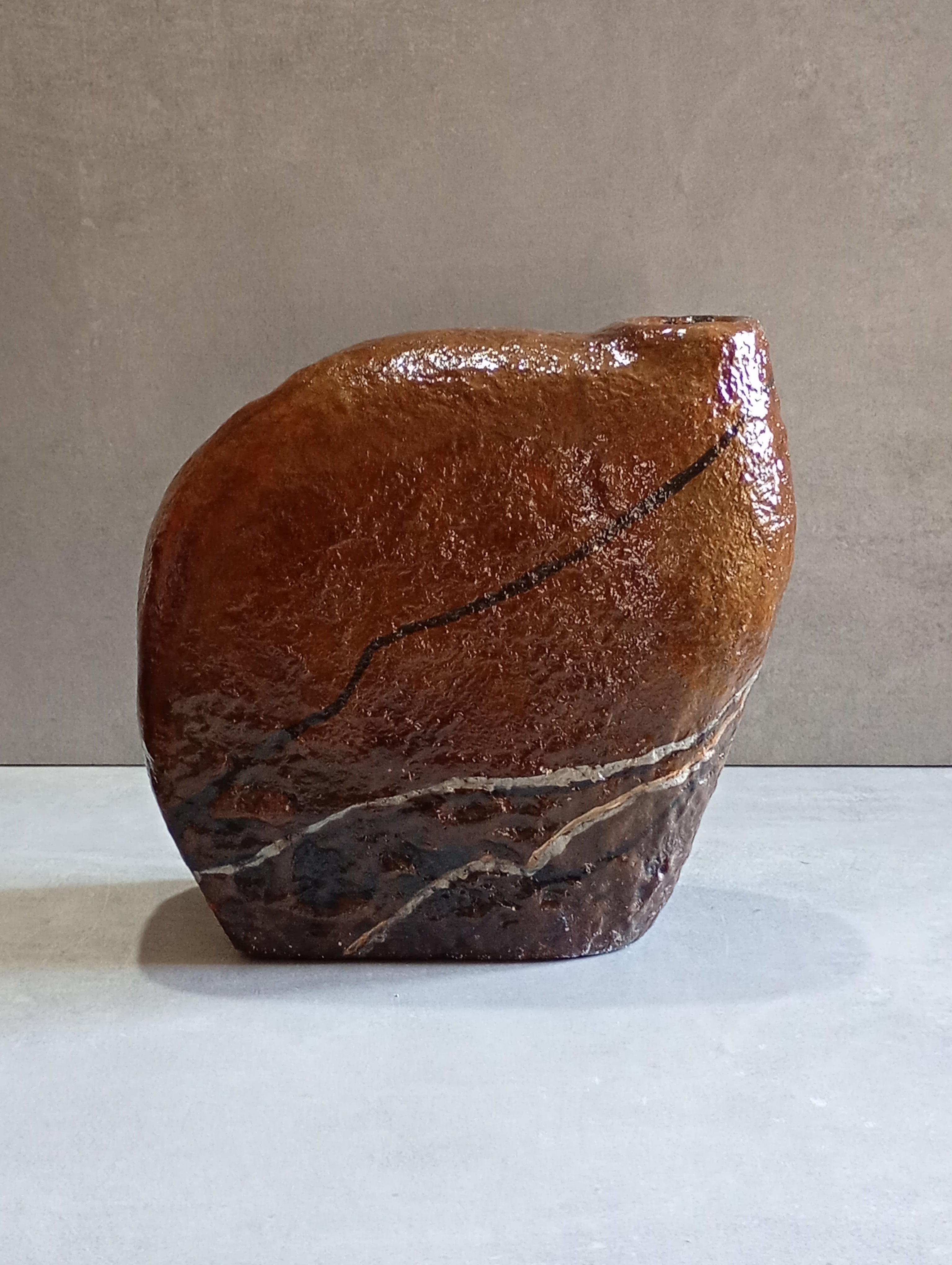 Vaso “con Scale” – Scultura in pietra artificiale dipinta a mano con colori a olio