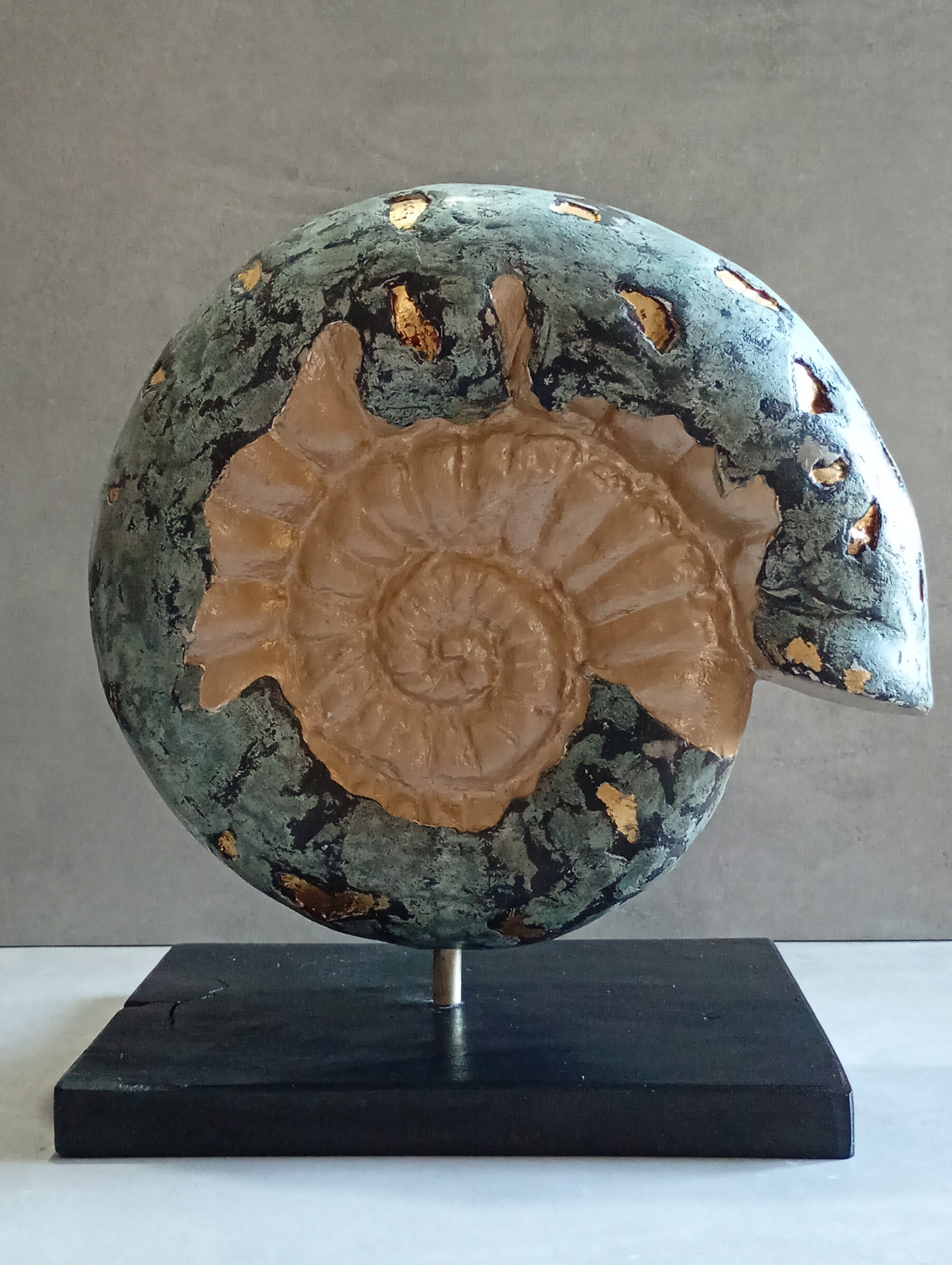 Scultura “Conchiglia” in pietra artificiale – Opera unica dipinta a mano