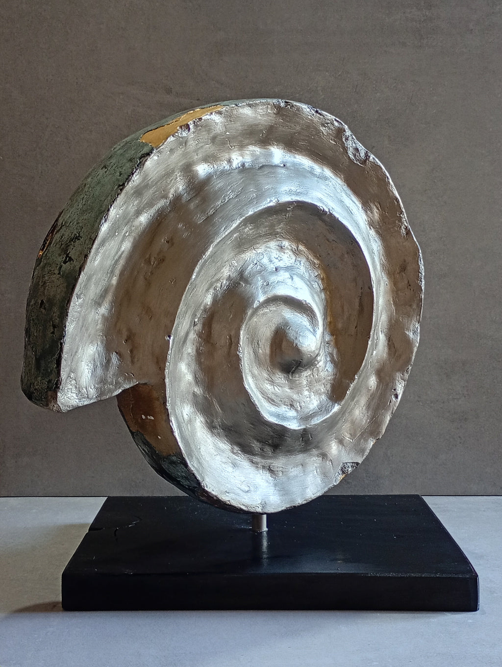 Scultura “Conchiglia” in pietra artificiale – Opera unica dipinta a mano