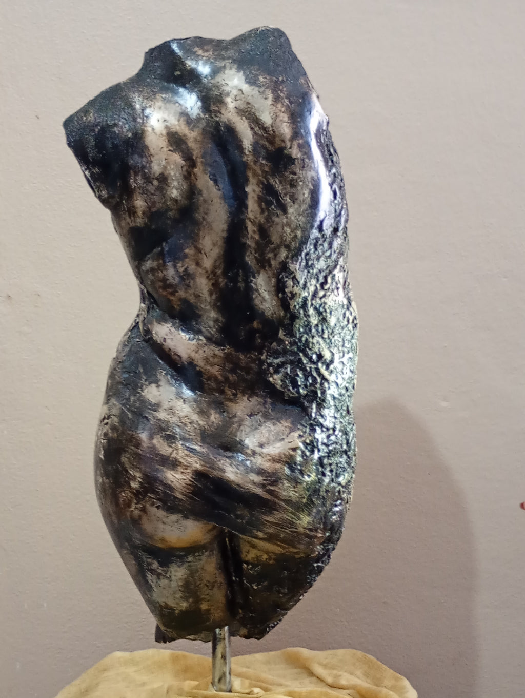 Scultura femminile in pietra artificiale – “Donna” (opera unica, dipinta a mano)