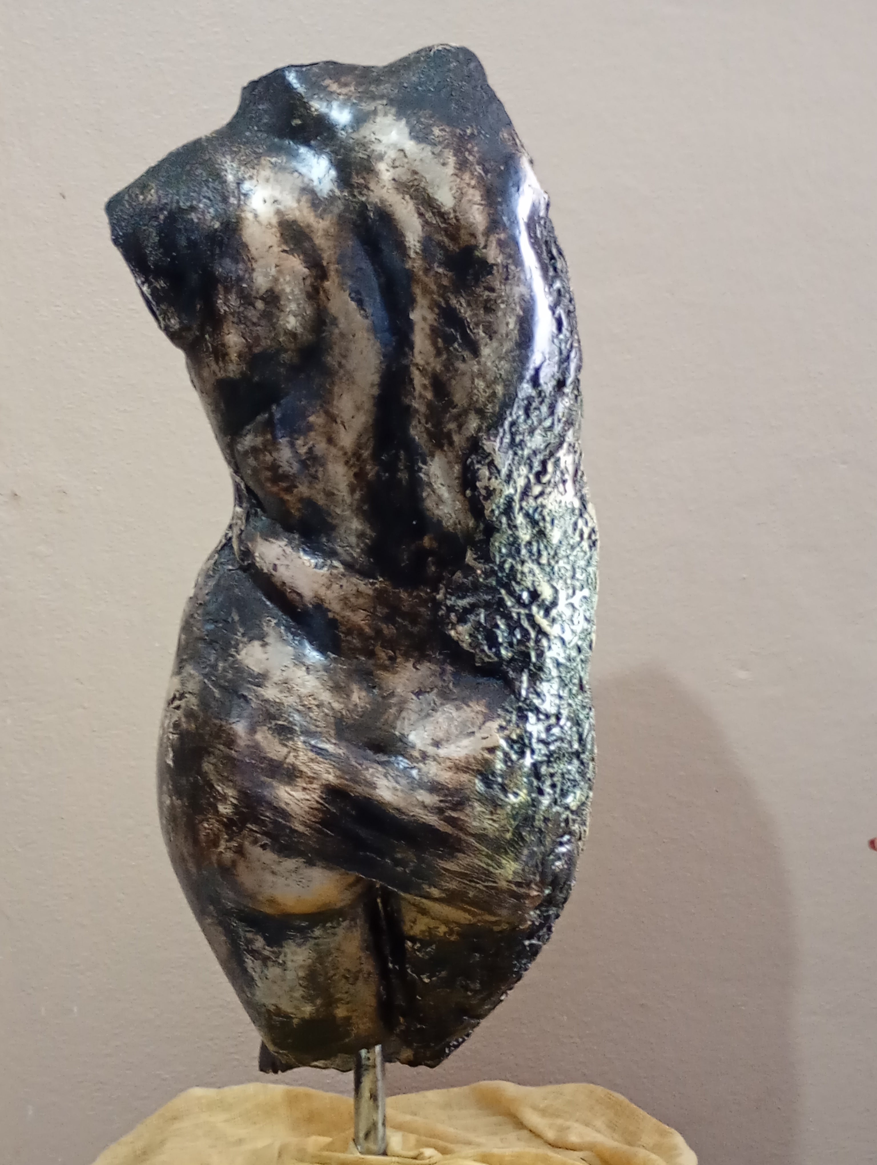 Scultura femminile in pietra artificiale – “Donna” (opera unica, dipinta a mano)