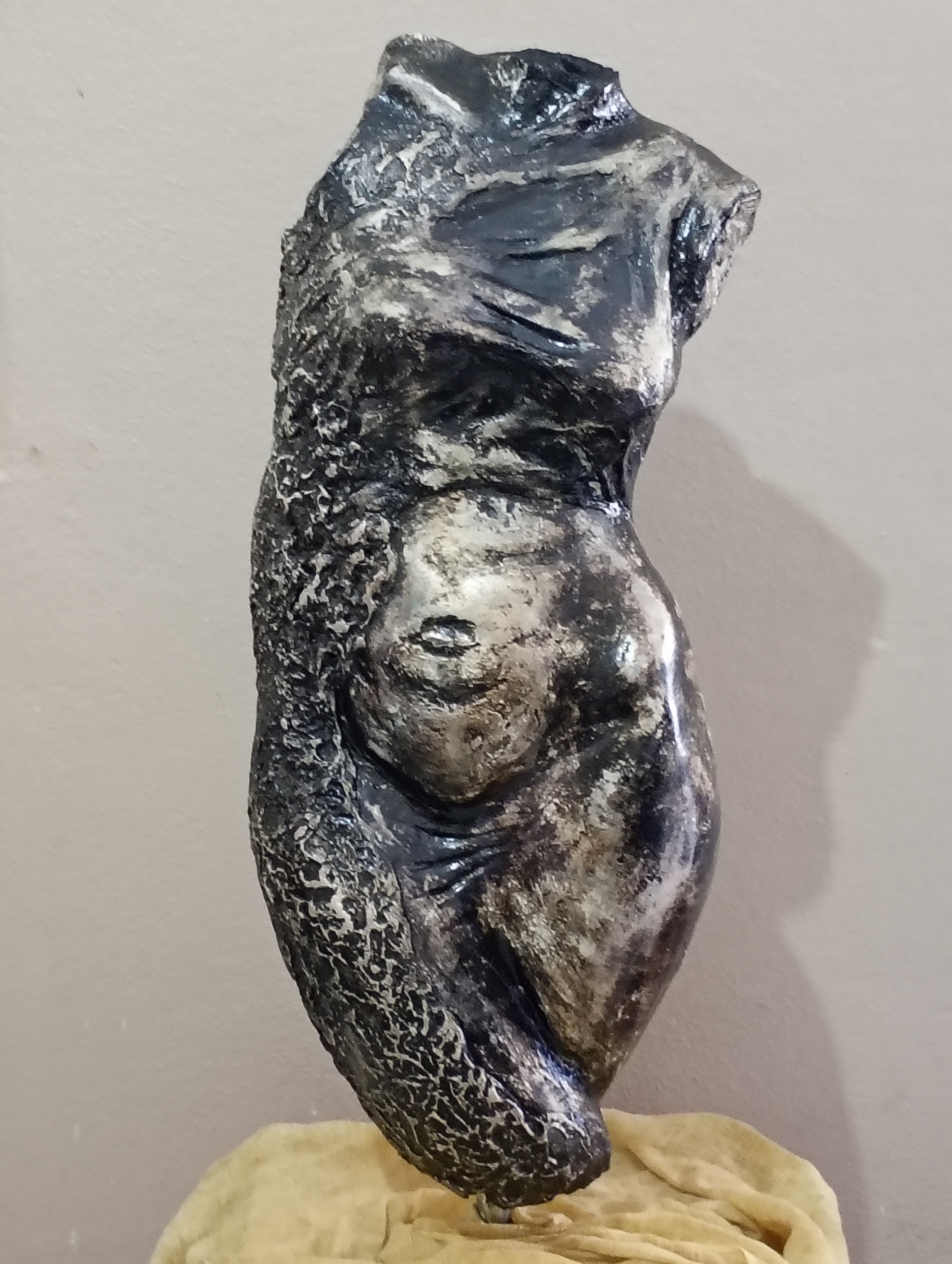 Scultura femminile in pietra artificiale – “Donna” (opera unica, dipinta a mano)