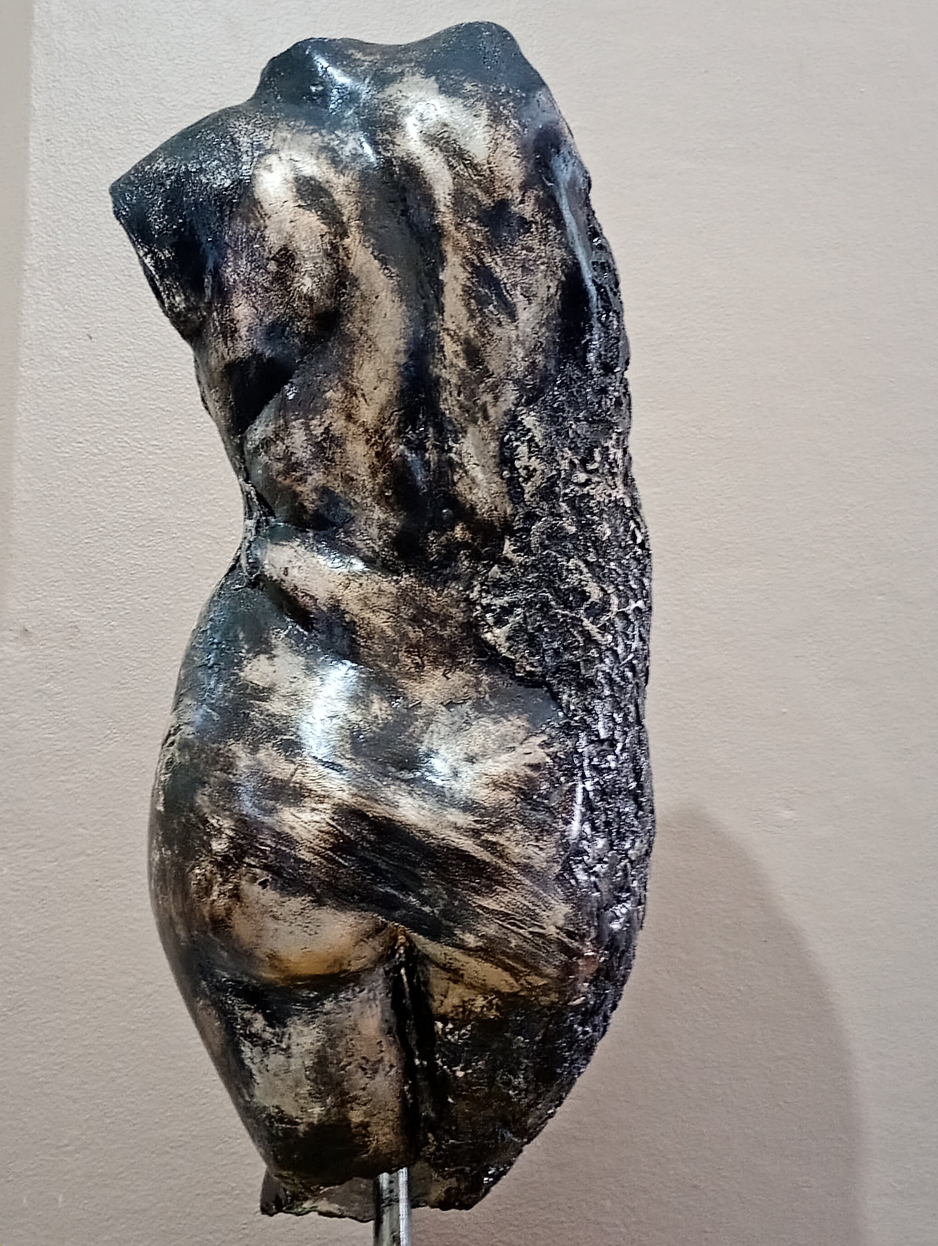 Scultura femminile in pietra artificiale – “Donna” (opera unica, dipinta a mano)